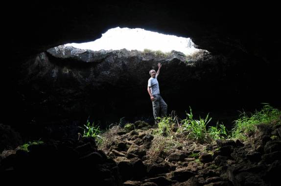 Saída de difícil acesso de Ana Te Panu, uma das cavernas que servia de moradia e refúgio para os antigos habitantes de Rapa Nui (ou Ilha de Páscoa), ilha chilena no meio do Oceano Pacífico